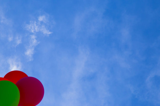 Globos multicolores en el cielo