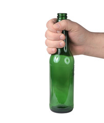 pusta zielona butelka po piwie trzymana w dłoni - obrazy, fototapety, plakaty