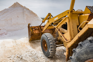 Ruspe al lavoro alle saline di Trapani, Sicilia	