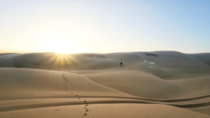 Fototapeta na wymiar Mann in der Wüste - Sonnenuntergang - Australien