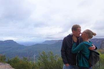Paar in den Blue Mountains in Australien
