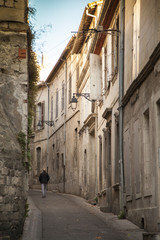 Francia, Arles, una via del centro storico.