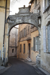 Fototapeta na wymiar Francia, Arles, una via del centro storico.