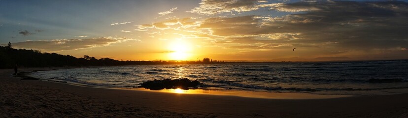 Fototapeta na wymiar Sonnenuntergang in Byron Bay Australien am Strand