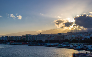 Fototapeta premium Sonnenuntergang über Santa Cruz de Tenerife
