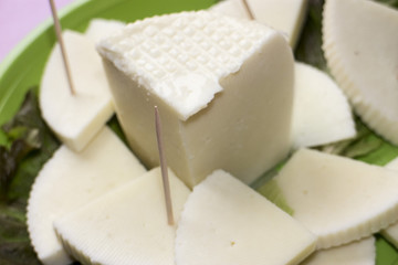 piatto di formaggio tagliato