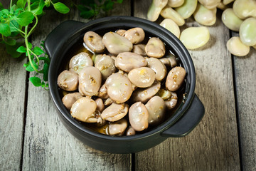 Broad beans stewed with onion and oregano