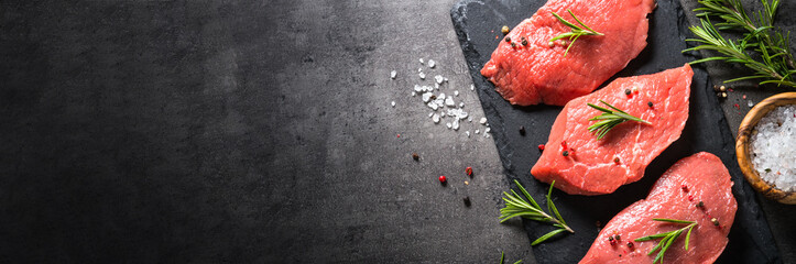 Biefstuk met rozemarijn en kruiden op zwarte achtergrond