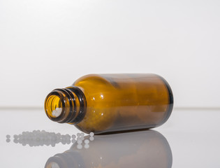 Flasche mit Globulin Medikamente auf weiß