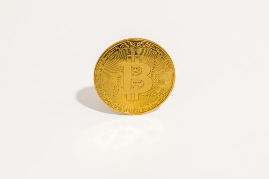Gold Münze Bitcoin isoliert auf weißen Hintergrund