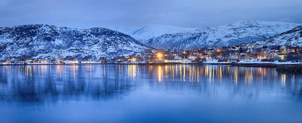 Küste Norwegens in der Polarnacht