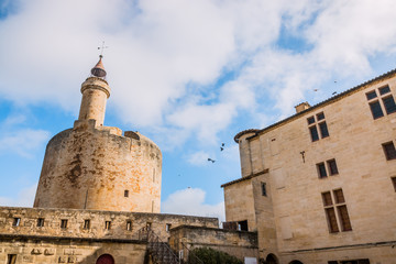Obraz premium La Tour de Constance et les remparts de Aigues Mortes