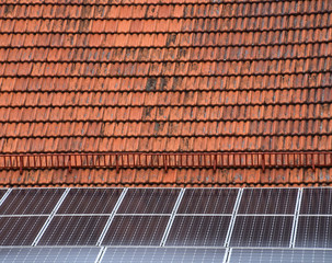 Solarzellen oder Siliciumzellen auf einem verschmutzten Hausdach montiert