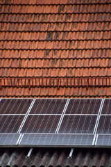 haus mit montierten Solarzellen auf dem Dach 