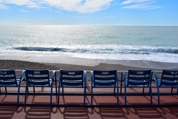 Les chaises bleues