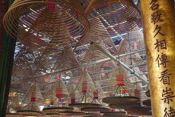 Des encens en form de serpentins dans un temple bouddhiste de Hong kong