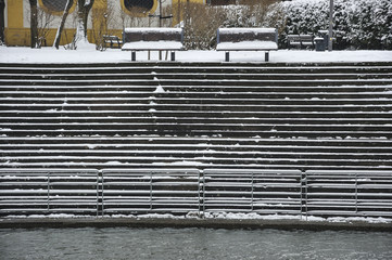 Zimowe schody nad brzegiem rzeki