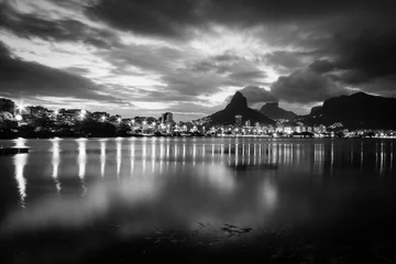 Foto auf Acrylglas Schwarz und weiss Seeblick auf den See bei Sonnenuntergang, fast dunkel, schwarz-weiß