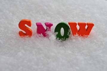 Napis SNOW w białym świeżym śniegu © bnorbert3