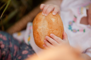 the child is on the grass in the field