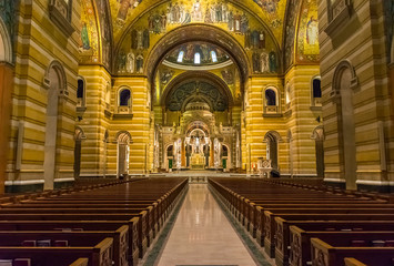 Fototapeta na wymiar Saint Louis, MO USA - 04/24/2015 - Saint Louis Basilica Main Nave and Altar
