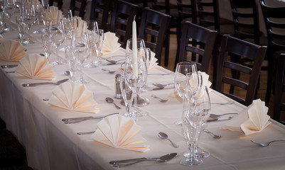 Festliches Tisch-Arrangement mit Gläser und Servierten und Besteck