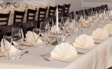 Festliches Tisch-Arrangement mit Gläser und Servierten und Besteck