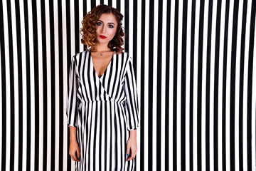 Obraz premium Girl at the background of black and white stripes
