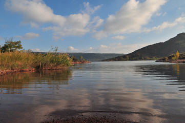 Reflets dans le lac du Salagou