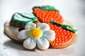 Obraz na płótnie Canvas Gingerbread in the form of chamomile and strawberry. Close-up