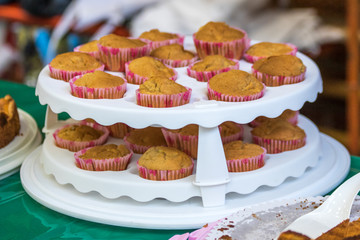 Muffins auf doppeltstöckigem Kuchenblech