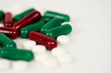 Capsules ans pills isolate en white background