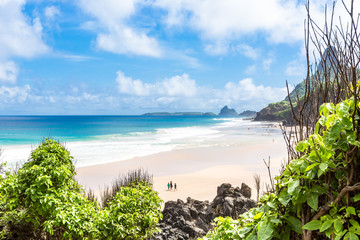 Fernando de Noronha, Brazilië. Spectaculair en Fernando de Noronha, Brazilië. Strand veelkleurige strand. Het meest ongelooflijke eiland van Brazilië.
