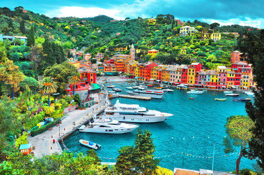 Fototapeta PORTOFINO WŁOCHY, MAJ, - 02, 2016: Piękny Portofino z kolorowymi domami, wille, luksusowi jachty i łodzie w małym podpalanym schronieniu. Liguria, Włochy, Europa