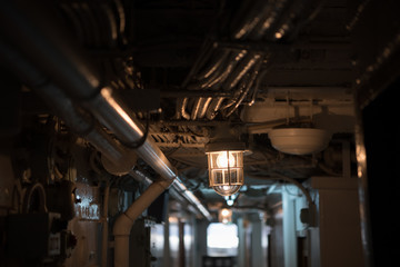 薄暗い船内の照明