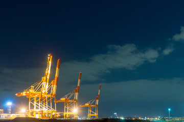 港のコンテナクレーン（夜景）
