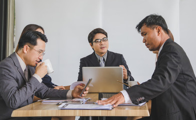 Business people are discussing work.