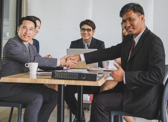 Business people are discussing work.