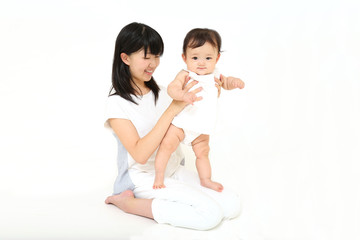 若いお母さんと遊ぶ笑顔の女の子の赤ちゃん