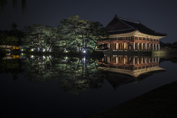 Naklejka premium Gyeongbokgung Palace’s Gyeonghoeru Pavilion at night in Seoul,south Korea 