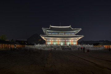 Fototapeta premium Gyeongbokgung Palace at night in Seoul,south Korea 