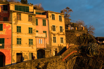 チンクエテッレ～険しいリグーリア海岸の5つの村（イタリア・リグーリア州） 夕日に照らされたリオマッジョーレ