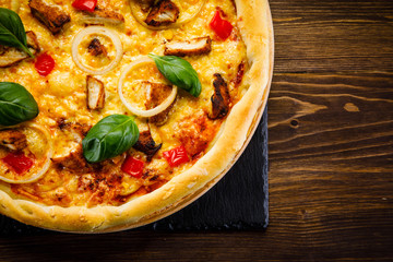 Pizza pepperoni with chicken and vegetables
