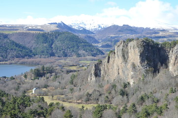 Fototapeta na wymiar Lac Chambon, Puy de Sancy et dent du Marais, Auvergne, France