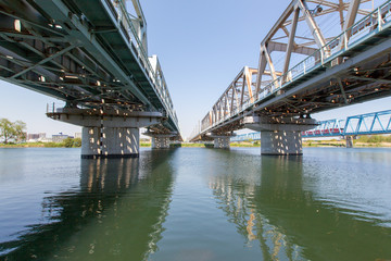 Fototapeta na wymiar 多摩川に架かる鉄橋