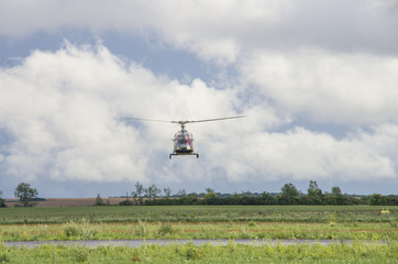 Fototapeta na wymiar atterrissage d'un hélicoptère 