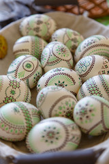 Viele Bunte Sorbische Ostereier mit Wachstechnik in einem Bastkorb