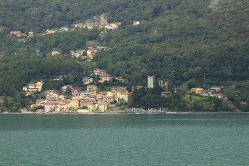 Fototapeta na wymiar Blick auf Burg Rezzonico in San Siro, Stadt Panorama, Uferpromenade am Comer See in Italien