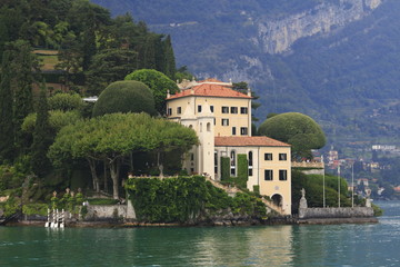 Fototapeta na wymiar Blick auf Villa Balbianello, Lenno, Stadt Panorama, Drehort, Uferpromenade am Comer See in Italien