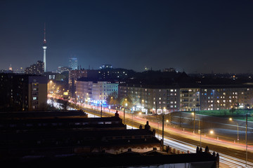 Berlin und Fernsehturm nachts mit Lichtern